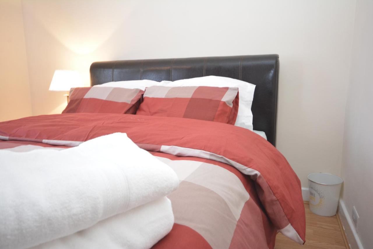 London Luxury 5 Bedroom House 2 Min Walk To The Tube Station Dagenham Exterior photo