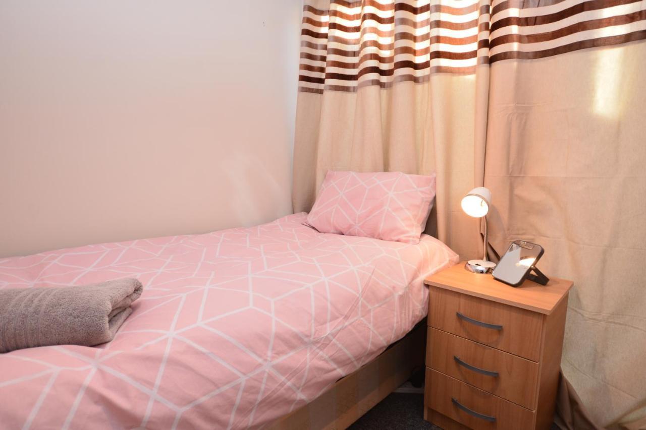 London Luxury 5 Bedroom House 2 Min Walk To The Tube Station Dagenham Exterior photo