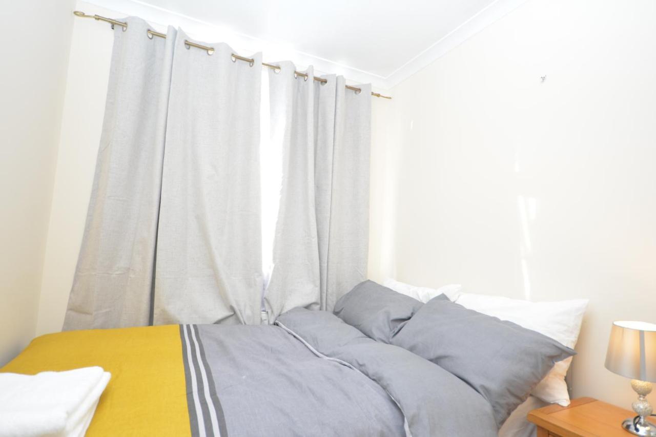 London Luxury 5 Bedroom House 2 Min Walk To The Tube Station Dagenham Exterior photo