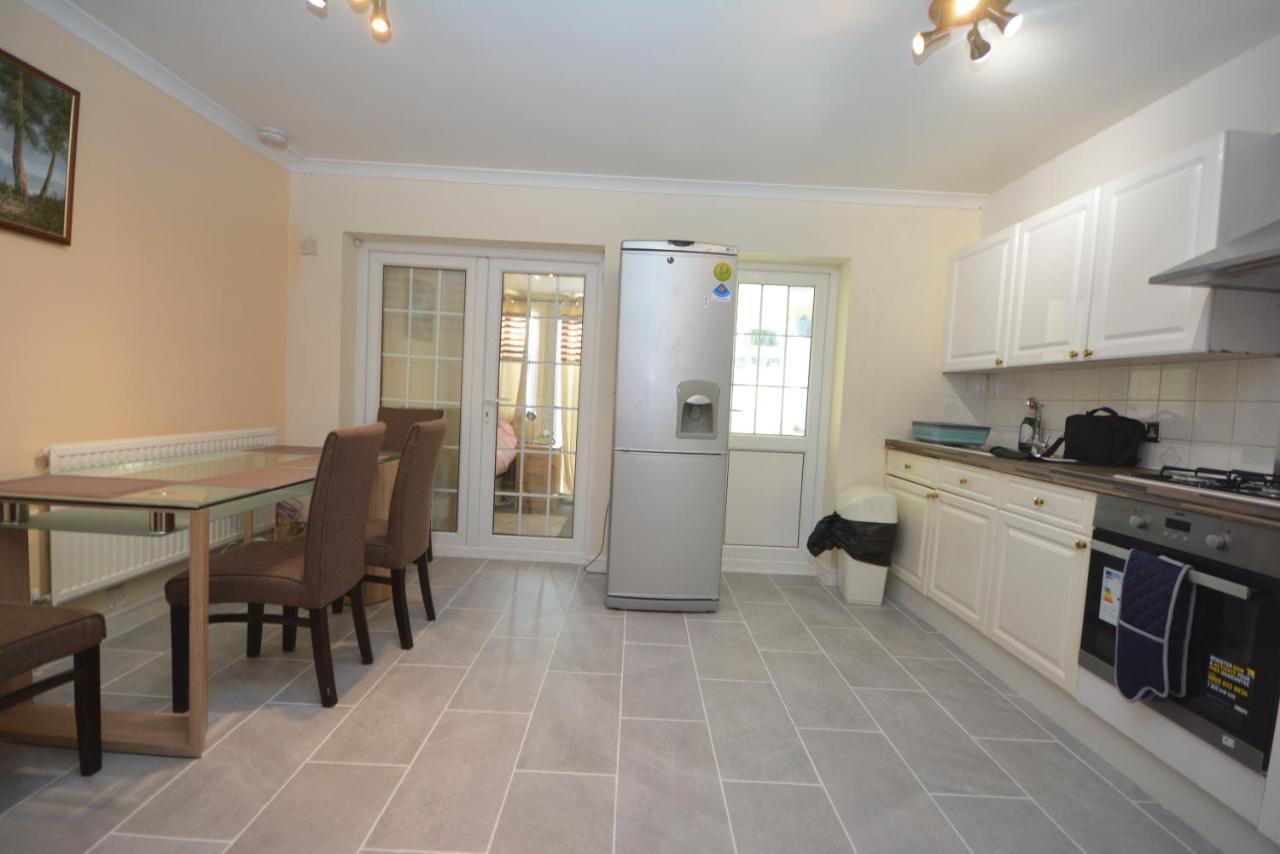London Luxury 5 Bedroom House 2 Min Walk To The Tube Station Dagenham Exterior photo