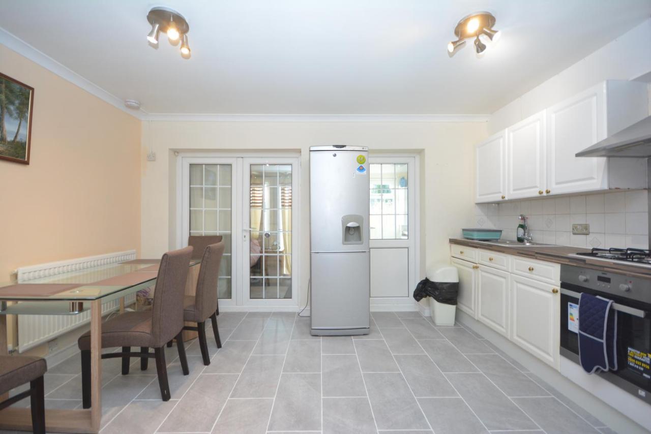 London Luxury 5 Bedroom House 2 Min Walk To The Tube Station Dagenham Exterior photo