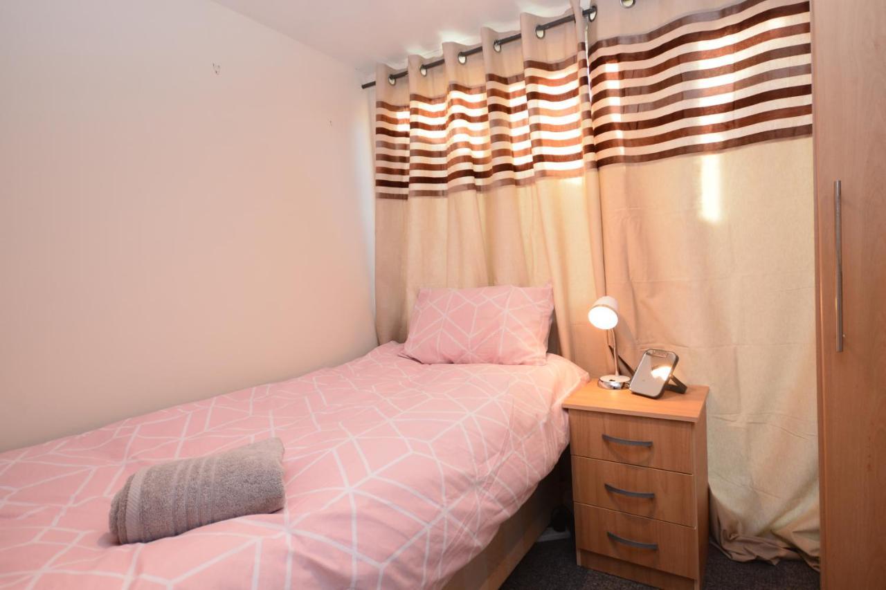 London Luxury 5 Bedroom House 2 Min Walk To The Tube Station Dagenham Exterior photo