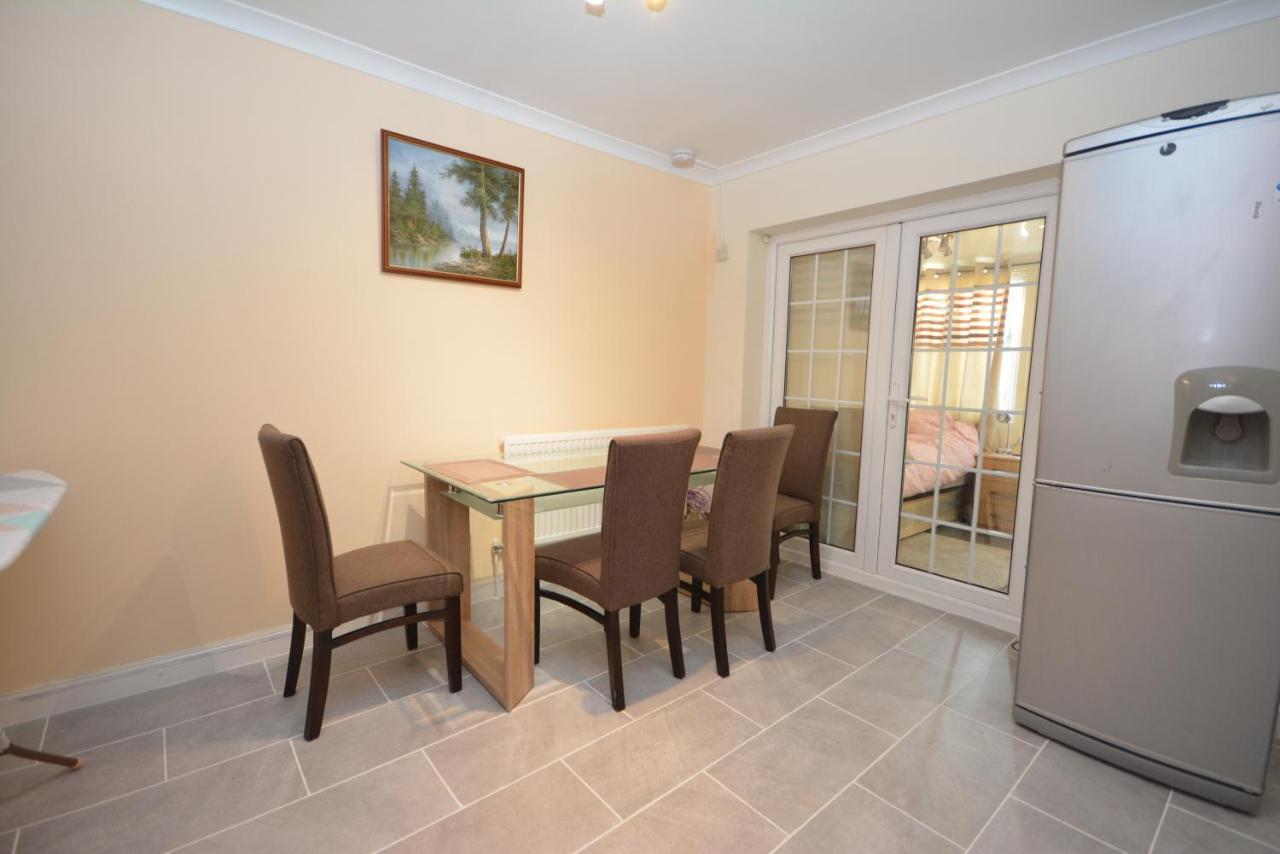 London Luxury 5 Bedroom House 2 Min Walk To The Tube Station Dagenham Exterior photo
