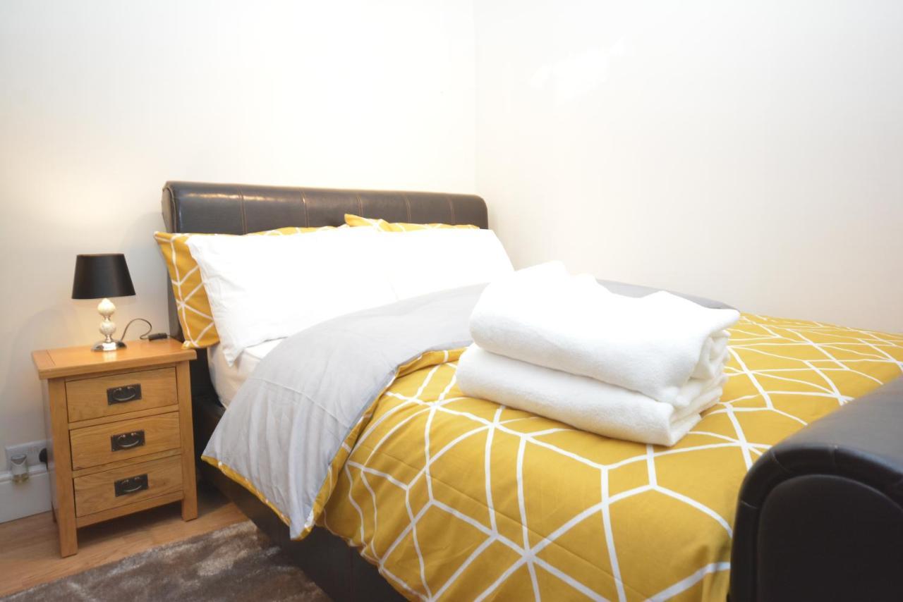 London Luxury 5 Bedroom House 2 Min Walk To The Tube Station Dagenham Exterior photo
