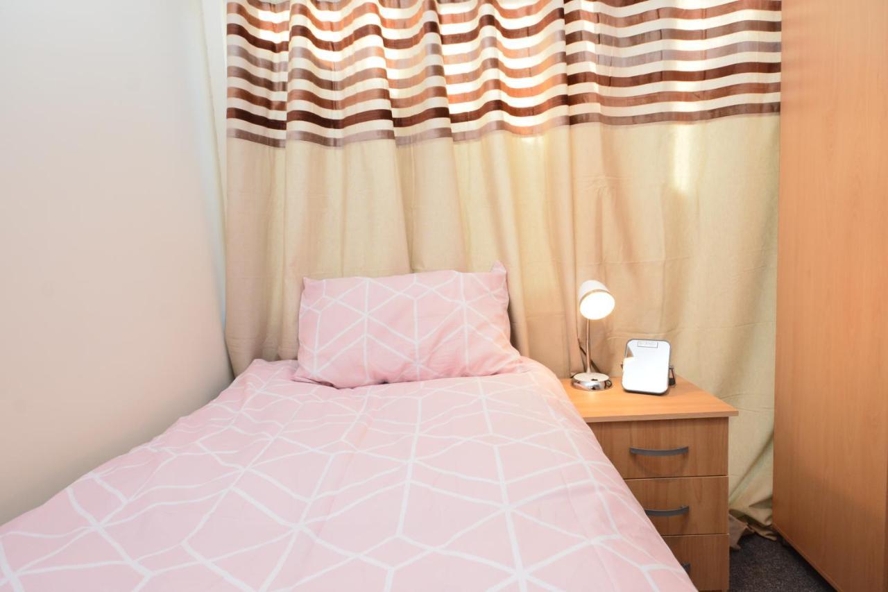 London Luxury 5 Bedroom House 2 Min Walk To The Tube Station Dagenham Exterior photo
