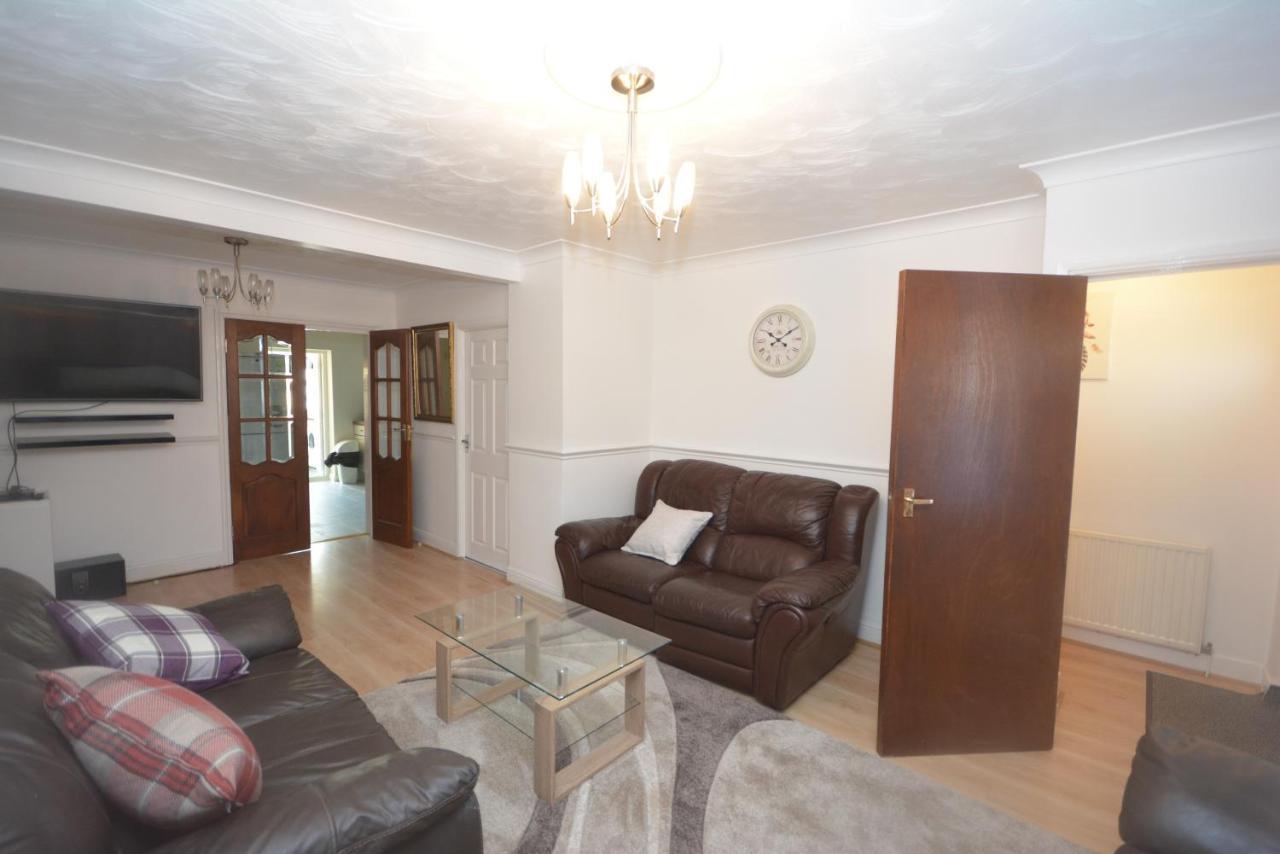 London Luxury 5 Bedroom House 2 Min Walk To The Tube Station Dagenham Exterior photo