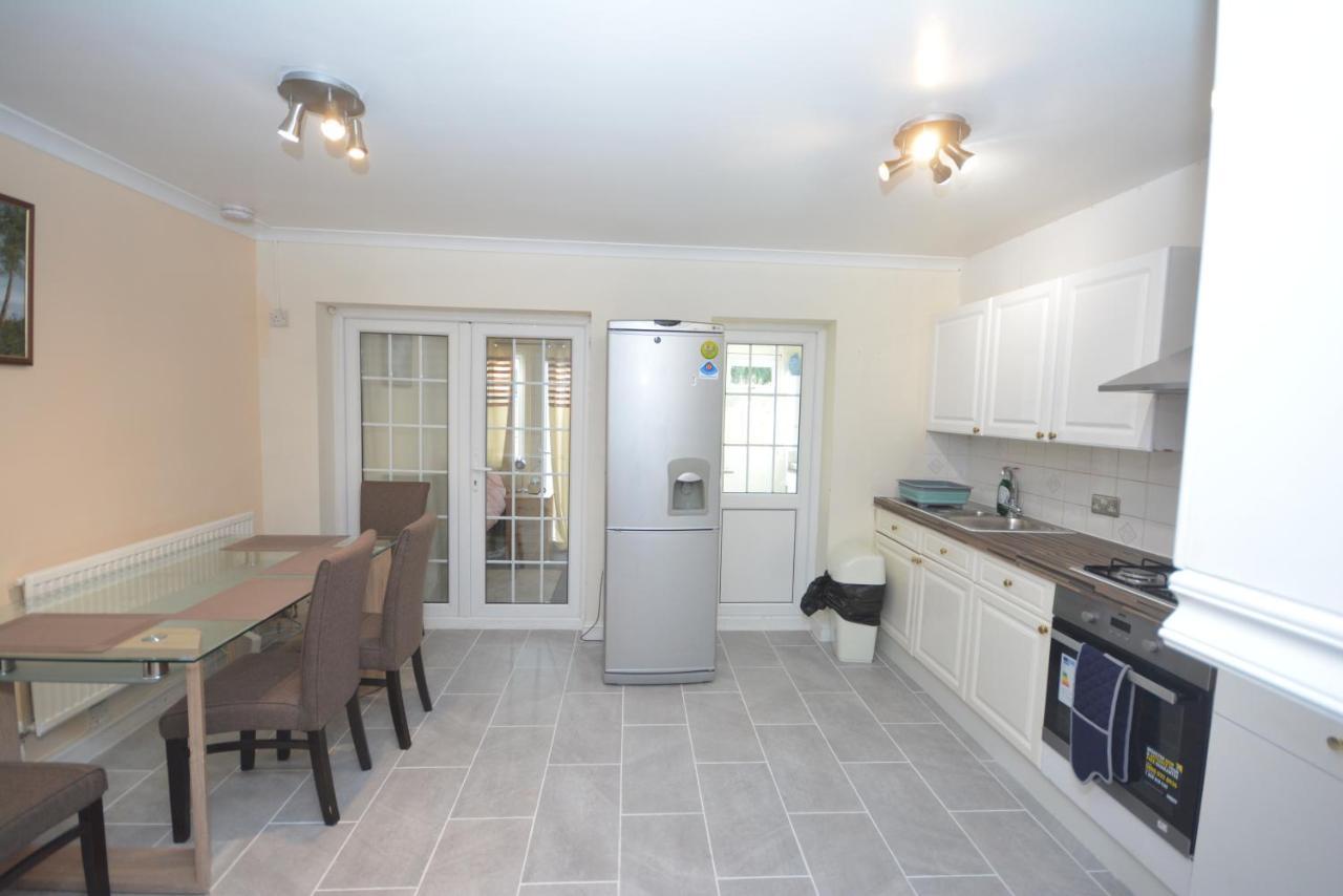 London Luxury 5 Bedroom House 2 Min Walk To The Tube Station Dagenham Exterior photo