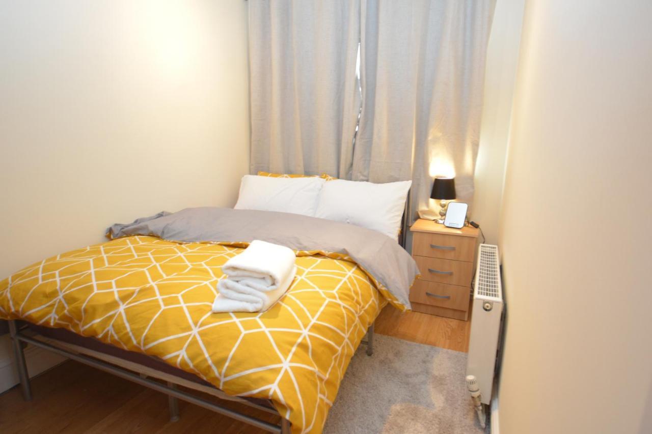 London Luxury 5 Bedroom House 2 Min Walk To The Tube Station Dagenham Exterior photo