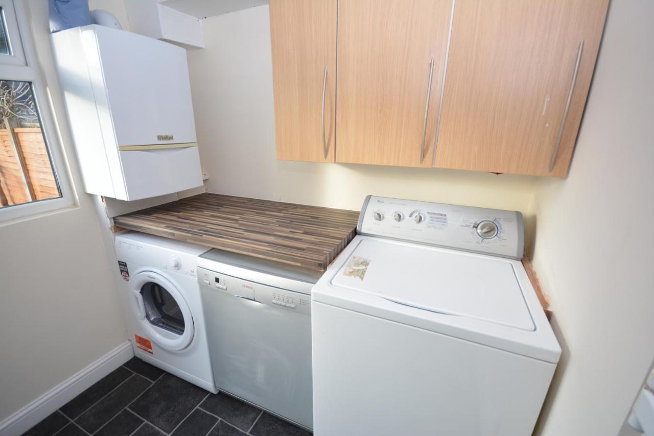 London Luxury 5 Bedroom House 2 Min Walk To The Tube Station Dagenham Exterior photo